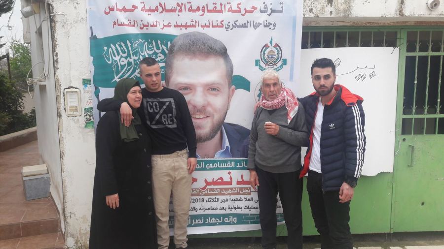 الاسيرين طارق نبهان وبشار عباس يتوجهان لمنزل الشهيد احمد جرار بعد الافراج عنهم مباشره